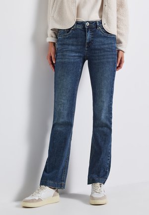 Uitlopende blauwe jeans van denim met een medium was. Voorzien van gestikte details, een sluiting met een knoop aan de voorkant en vijf zakken.