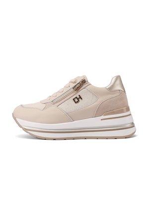 Sneaker beige chiaro in materiale pelle, con dettagli testurizzati, allacciatura frontale, zip laterale e una suola intermedia bianca con dettagli metallici.