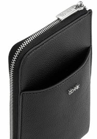 Czarny skórzany portfel o teksturowanej powierzchni, zapinany na zamek, z srebrnymi elementami. Posiada zewnętrzną kieszeń dla łatwego dostępu.