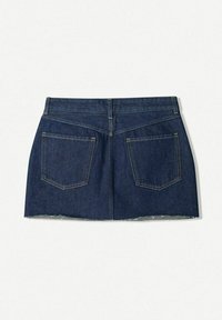 Jeans krilo v temno modri barvi z nepristrižnim robom. Ima oprijet pas, dva zadnja žepa in kontrastne šive za dodaten detajl.