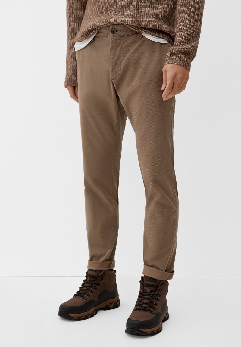 s.Oliver AUSTIN MIT ALLOVER MUSTER - Chino - cognac - Zalando.at