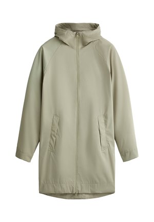 Giacca impermeabile lunga verde chiaro, con cappuccio, zip frontale e tasche laterali. Texture liscia, maniche raglan e taglio dritto.