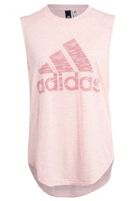 Débardeur sportif rose clair en tissu texturé. Présente un grand logo Adidas blanc délavé à l'avant et un ourlet courbé.