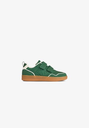 Grønne velcro sneakers med hvide detaljer, der har en tekstureret overdel, gummisål i farven gum og et geometrisk mønster på siden.
