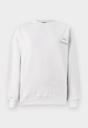 Sweatshirt blanc avec un col rond, des manches longues et un petit logo bleu sur la poitrine, fabriqué en coton doux.