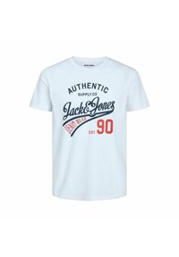 T-shirt blanc à manches courtes avec l'inscription « Authentic Jack & Jones Denim Wear Est. 90 » imprimée en noir et rouge sur le devant.