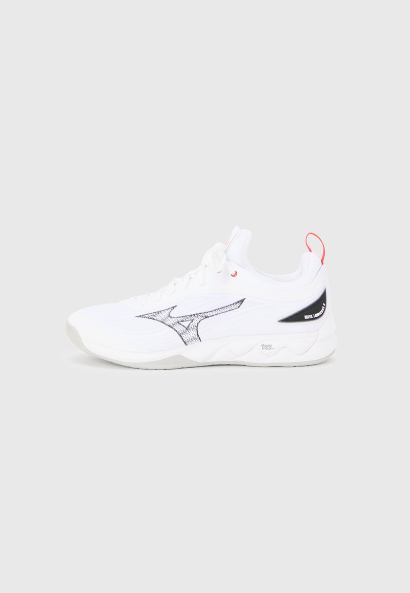 Λευκό αθλητικό παπούτσι με υφασμένη επάνω επιφάνεια, ασημί λογότυπο, μαύρες λεπτομέρειες και κόκκινη ταινία τραβήγματος στη φτέρνα. Ελαφρύ πέλμα και αθλητικός σχεδιασμός.