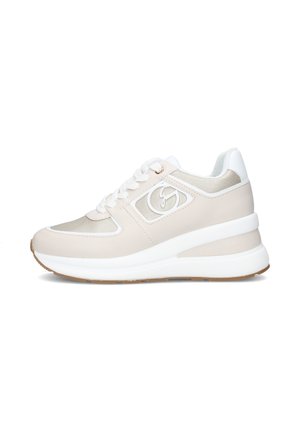 Sneaker beige e bianca con lacci bianchi, suola imbottita e logo stilizzato sul lato, mostrata di profilo su sfondo bianco.