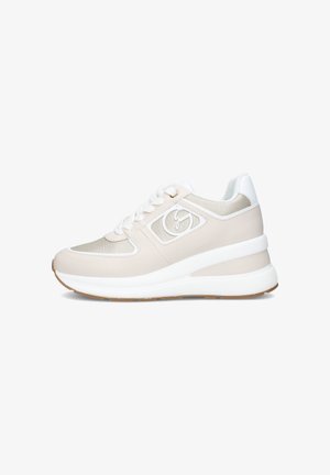 Sneaker beige e bianca con lacci bianchi, suola imbottita e logo stilizzato sul lato, mostrata di profilo su sfondo bianco.