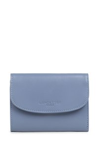 Portafoglio compatto in pelle blu chiaro con pattina pieghevole e logo "Lancaster Paris" in rilievo sul davanti.