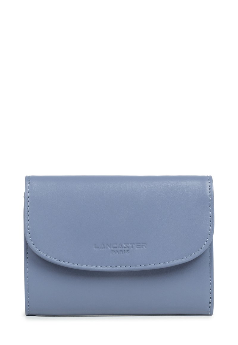 Portafoglio compatto in pelle blu chiaro con pattina pieghevole e logo "Lancaster Paris" in rilievo sul davanti.