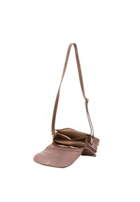 Borsa a tracolla in pelle marrone con una lunga tracolla, scomparti con zip e chiusura magnetica. Texture liscia e design minimalista.