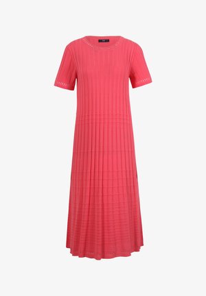 Koralen pletena obleka s kratkimi rokavi, rebrasto teksturo, okroglo ovratnico in vertikalnimi gubami, s dekorativnimi detajli na manšetah rokavov.