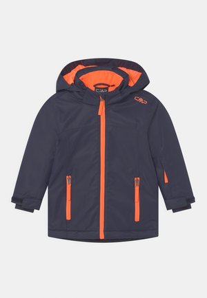 Giacca blu navy con accenti arancioni, dotata di cappuccio, chiusura frontale a zip e due tasche laterali con zip. Tessuto morbido e materiale impermeabile.