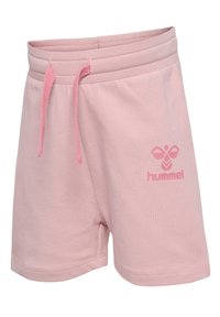 Ljusrosa shorts i mjukt tyg, med elastisk midja och snörning samt en liten logotyp på nedre vänstra delen.