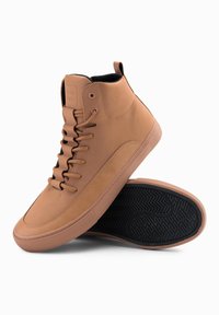 Hnědé vysoké tenisky vyrobené z hladké kůže, se šněrovacím designem, gumovou podrážkou s texturovaným gripem a poutkem na patě.