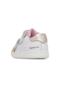 Scarpa bianca in pelle con dettagli dorati e fodera rosa. Presenta una striscia in Velcro, perforazioni sul lato e una suola texturizzata.