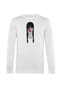 Camicia bianca a maniche lunghe con una grafica di un volto femminile con capelli neri intrecciati e il testo "NO HUG ZONE" sotto il suo mento.