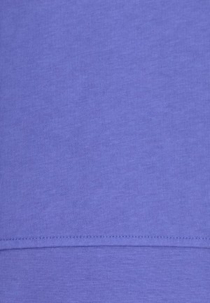 Paarse katoenen stof met een gladde textuur en een eenvoudig, gelijkmatig weefsel met een horizontale naaddetail aan de onderkant.