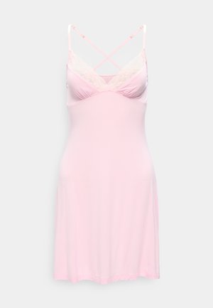 Hellrosa Unterkleid mit Spitzenbesatz am V-Ausschnitt und dünnen, gekreuzten Spaghettiträgern vor grauem Hintergrund.