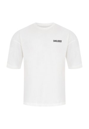 Witte katoenen t-shirt met een ronde hals en korte mouwen. Kenmerkt zich door een zwart geprint "SMILODOX" logo op de bovenste linkerkant van de borst.