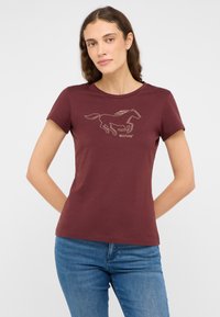 Camiseta de algodón burdeos con mangas cortas, que presenta un contorno dorado de un caballo corriendo y el texto "MUSTANG" debajo de la imagen.