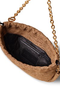 Bolso marrón texturizado con una cadena y abertura fruncida. El interior cuenta con un forro negro y un pequeño bolsillo con una etiqueta.