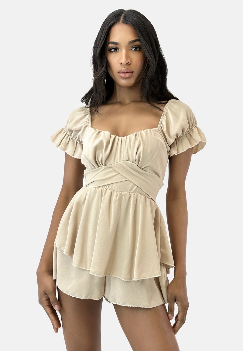 Beige Peplum-Top mit kurzen, rüschierten Ärmeln und einem quadratischen Ausschnitt. Weicher Stoff mit fließendem Design und geschichtetem Saumdetail.