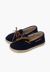 Marineblaue Wildlederschuhe mit abgerundetem Zehenbereich, braunen Schnürsenkeln und einer Sohle aus Jute-Seil. Mit Ziernähte und Aussparungen an den Seiten.