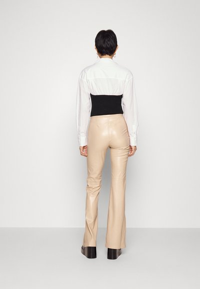 Alice + Olivia TEENY PANT - Παντελόνι - almond