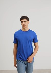 HUGO DERO - Jednoduché tričko - medium blue