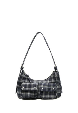 Petit sac à bandoulière à carreaux noir et blanc avec poches avant à boutons-pression et fermeture éclair sur le dessus.