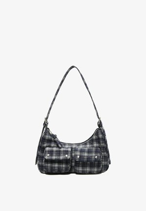 Petit sac à bandoulière à carreaux noir et blanc avec poches avant à boutons-pression et fermeture éclair sur le dessus.