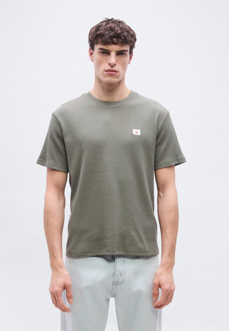 Calvin Klein Jeans WAFFLE BADGE TEE - Jednoduché tričko - dusty olive
