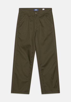 Oliwkowe spodnie o prostym kroju, z kieszeniami z przodu i z tyłu oraz kontrastującymi detalami stębnowania. Wykonane z tkaniny o gładkiej fakturze.