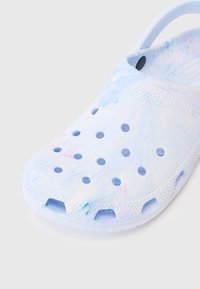 Lichtblauwe en roze gemarmerde klomp met ventilatiegaten en een hielband, tegen een effen witte achtergrond.
