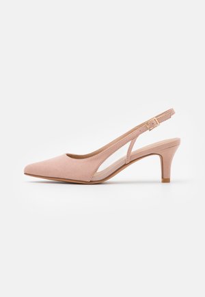 Escarpin slingback en daim beige avec bout pointu, talon kitten de hauteur moyenne et bride réglable à boucle sur fond blanc uni.
