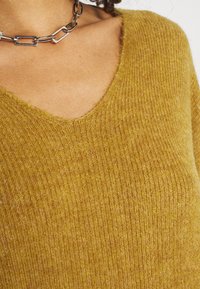 Vero Moda VMCREWLEFILE VNECK  - Camisola - chai tea melange