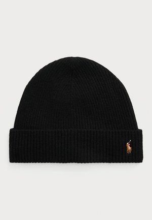 Must mustriba kootud beanie, millel on volt ja millel on väike broderi logo punase, valge ja pruuni värviga ratsutava polo mängija kujutis.