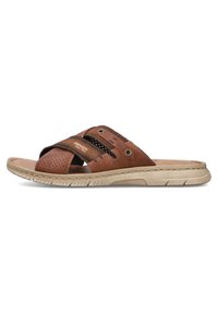 Sandales en cuir marron avec des brides croisées, des détails perforés, une semelle beige et des coutures contrastantes. Convient pour une tenue décontractée.