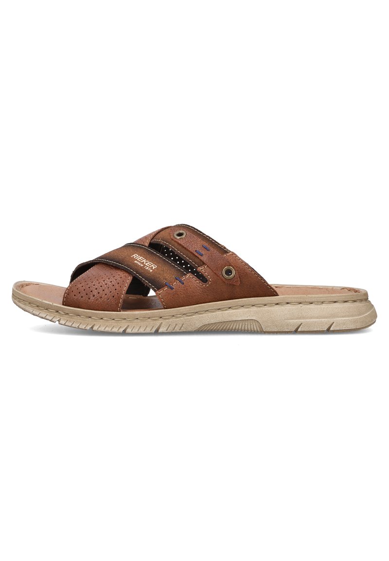 Sandales en cuir marron avec des brides croisées, des détails perforés, une semelle beige et des coutures contrastantes. Convient pour une tenue décontractée.