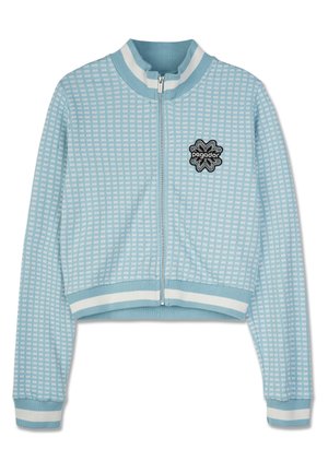 Trumpas šviesiai mėlynas užsegamas švarkas su languotu raštu, su ribinėmis rankogaliais ir juoda logotipo aplikacija ant krūtinės.