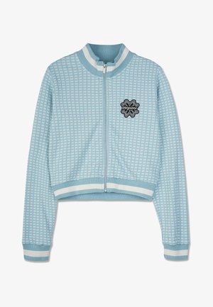 Kraća jakna na patentni zatvarač u svijetloplavoj boji s uzorkom pruga, rebrastim manžetama i crnom logom na prsima.
