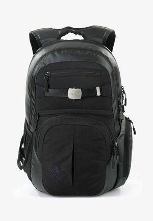 Schwarzer Rucksack mit Strukturierung, der mehrere mit Reißverschluss versehene Fächer, netzartige Seitenfächer und ein auffälliges Logo-Highlight auf der Vorderseite aufweist.