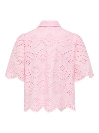 Blouse rose à manches courtes avec broderie florale découpée, ourlet festonné et col ouvert, vue de dos.