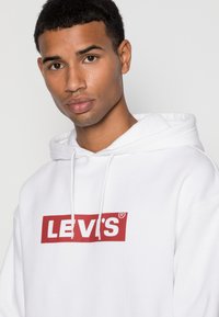 Levi's® RELAXD GRAPHIC HOODIE - Majica s kapuljačom - white