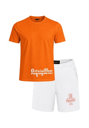 T-shirt arancione a maniche corte con scritta bianca “RefrigiWear” abbinata a pantaloncini bianchi con un cane dei cartoni animati che regge un cartello “RefrigiWear”.