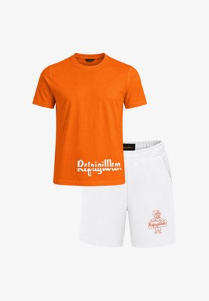T-shirt arancione a maniche corte con scritta bianca “RefrigiWear” abbinata a pantaloncini bianchi con un cane dei cartoni animati che regge un cartello “RefrigiWear”.