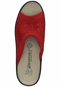 Sandale rouge à enfiler avec un dessus en tricot texturé, semelle intérieure beige ergonomique et semelle en caoutchouc noire. Elle dispose de trous de ventilation pour une meilleure respirabilité.