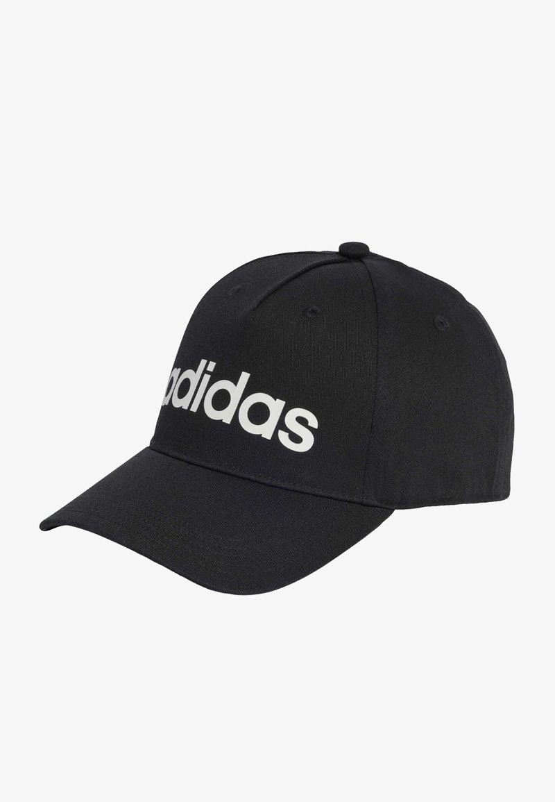 Gorra de béisbol negra hecha de tela, con visera curvada y el logo bordado en blanco de "adidas" en la parte frontal. Diseño simple con seis paneles.
